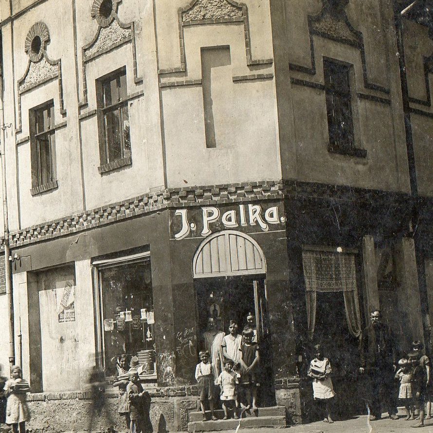 Historyczne zdjęcie budynku z szyldem J. Palka