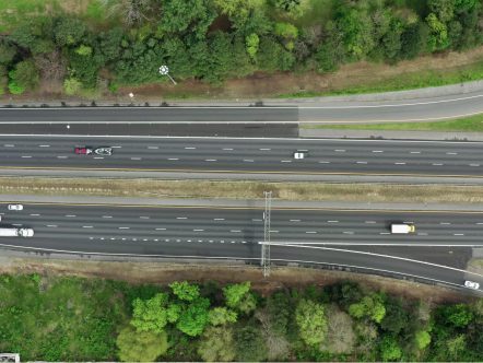 Autostrada wśród zieleni widziana z góry