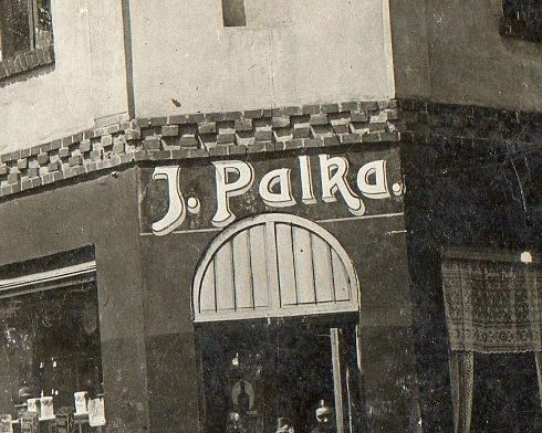 Historyczne zdjęcie budynku z szyldem J. Palka